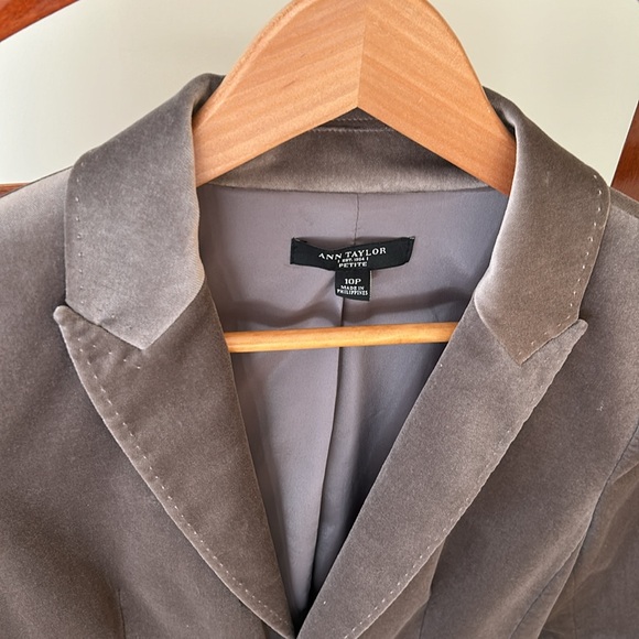 ANN TAYLOR | Grey / Silver Velvet Blazer with Silky Bow - Size 10P - Picture 2 of 6